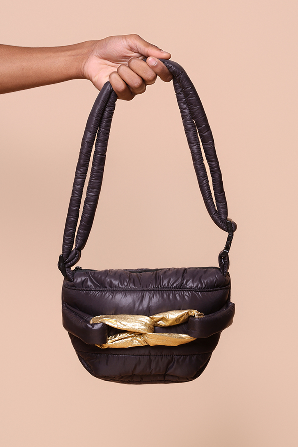 Pochete puffer preta elo dourado