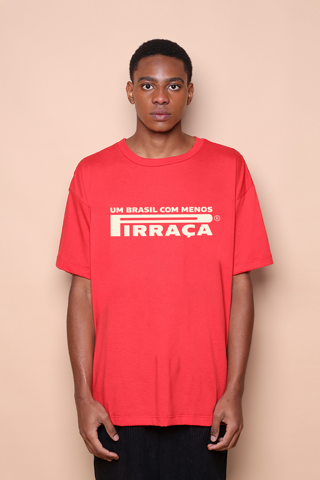 Camiseta oversize collab O Agente Secreto Brasil com menos Pirraça