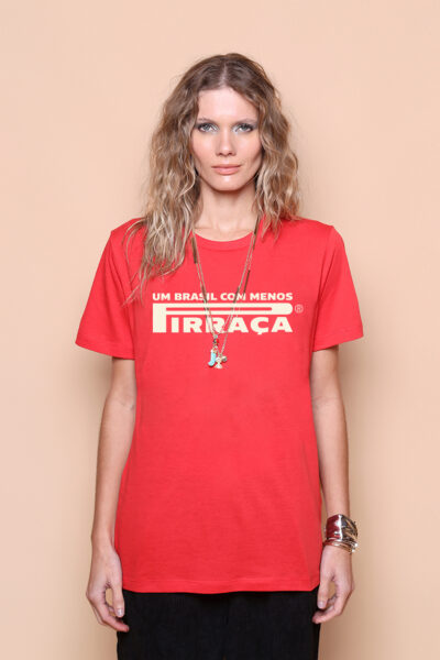 Camiseta collab O Agente Secreto Brasil com menos Pirraça