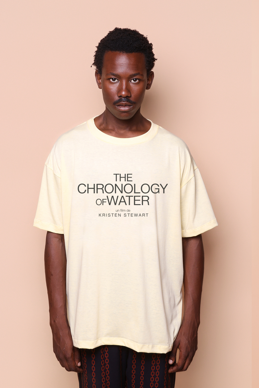 Camiseta oversize amarela collab A Cronologia da Água