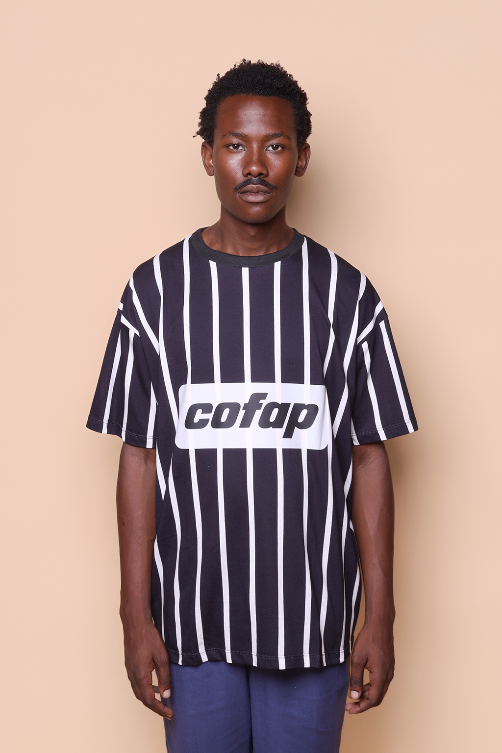 Camiseta oversize preta estampada Democracia 83