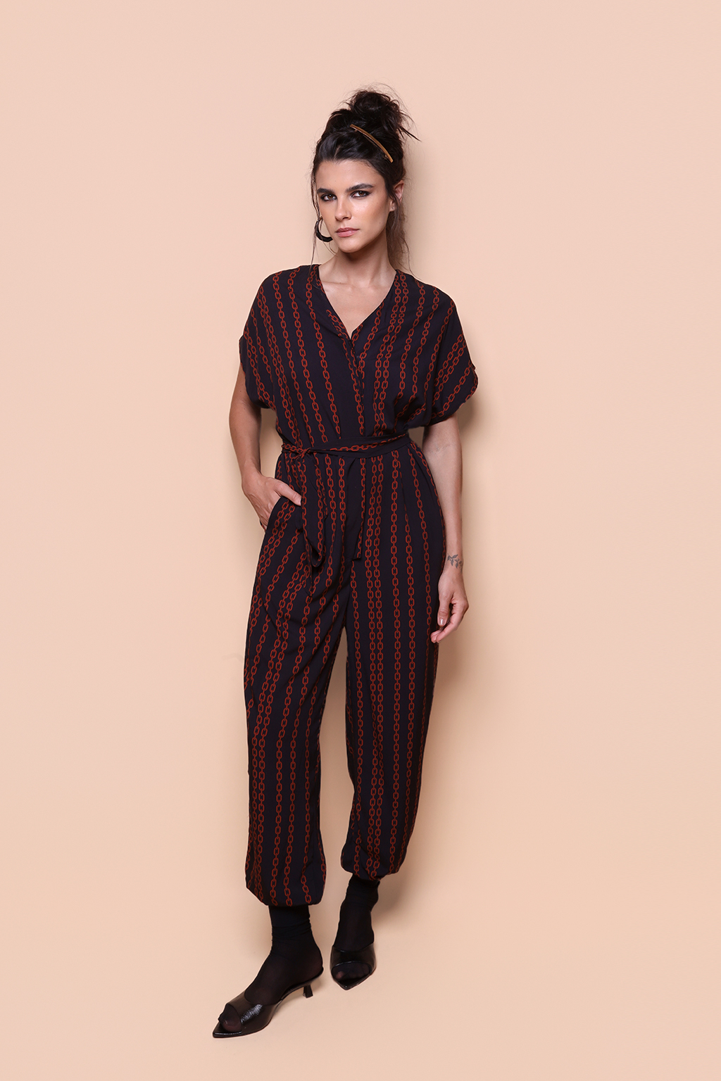 Macacão com laço estampado Correntes