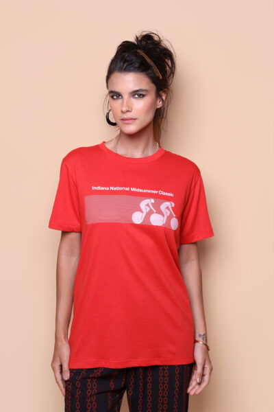 Camiseta vermelha com estampa frontal branca de torneio de ciclismo, modelagem reta e gola careca