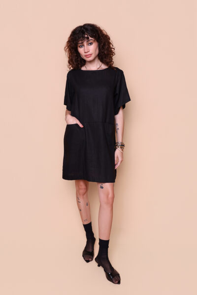 Vestido manga triangular bolsos linho preto
