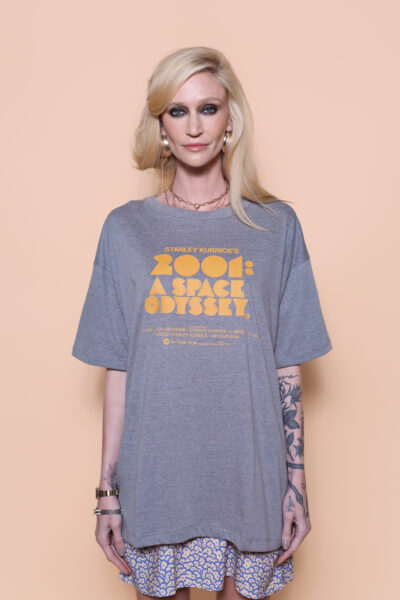 Camiseta oversize cinza estampada 2001