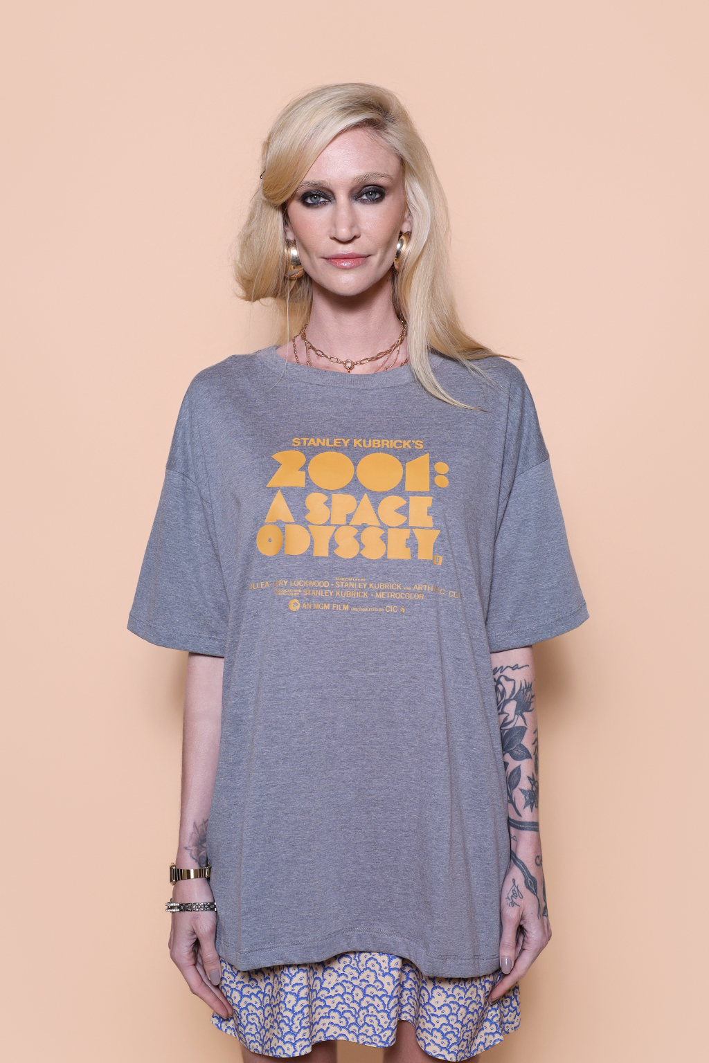 Camiseta oversize cinza estampada 2001