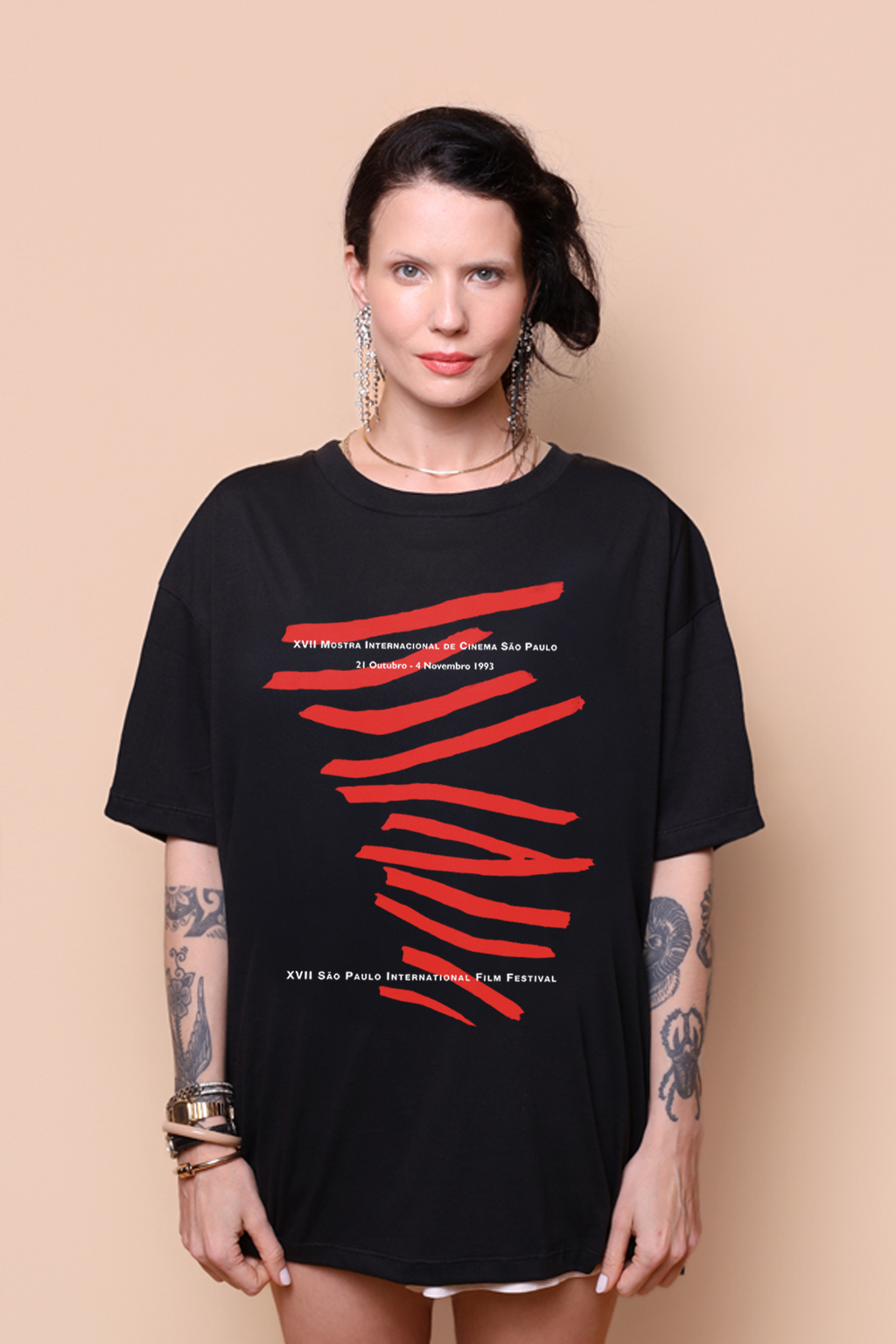 Camiseta oversize preta collab Mostra + AMP 17ª edição