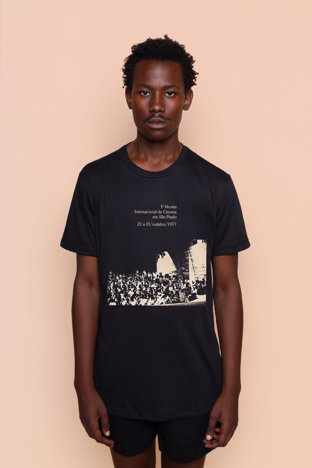 Camiseta preta collab Mostra + AMP 1ª edição
