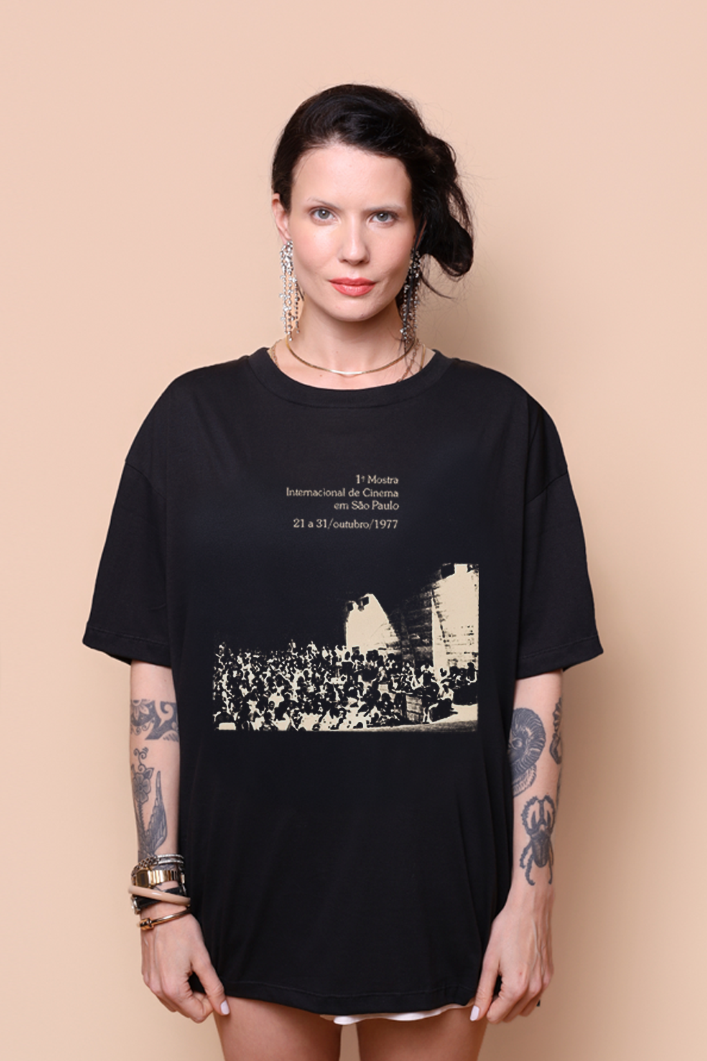 Camiseta oversize preta collab Mostra + AMP 1ª edição
