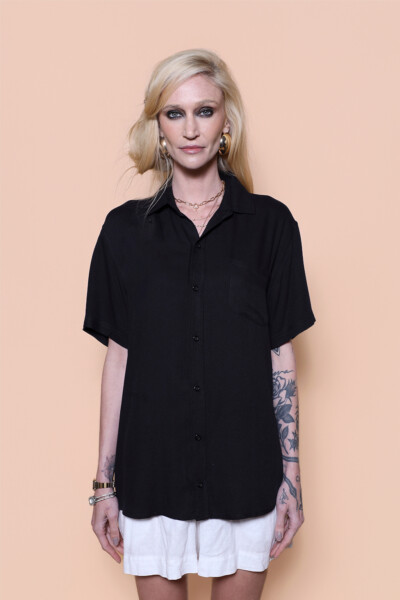 Camisa básica viscose creponada preta