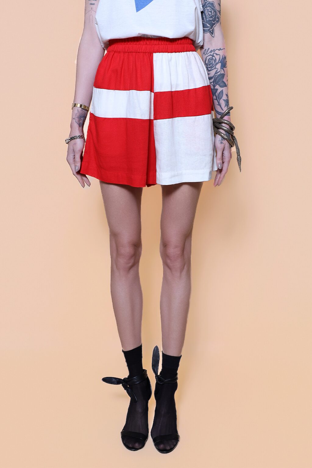 Short evasê linho vermelho com off-white